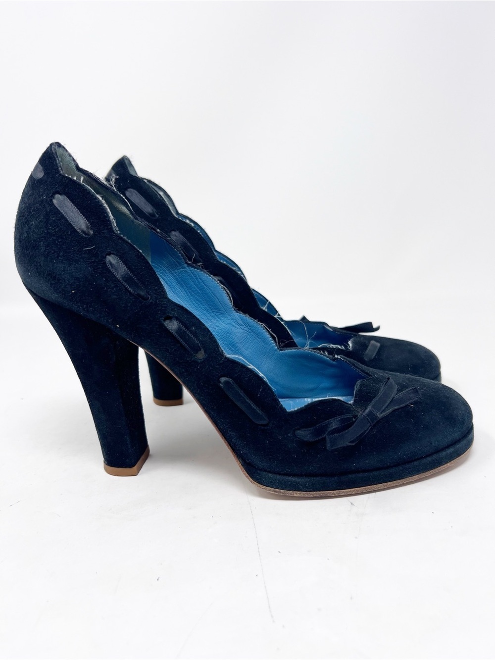 MARC JACOBS BLACK SUEDE ROUND TOE SCALLOP RIBBON TRIM HEELS WOMENS SZ 8